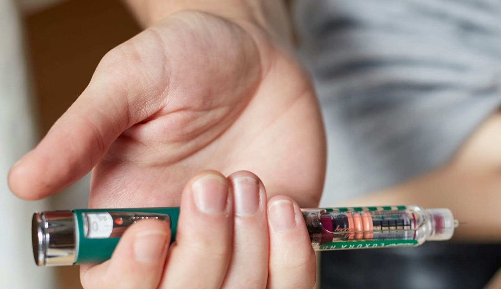 Hand hält einen Insulin-Pen