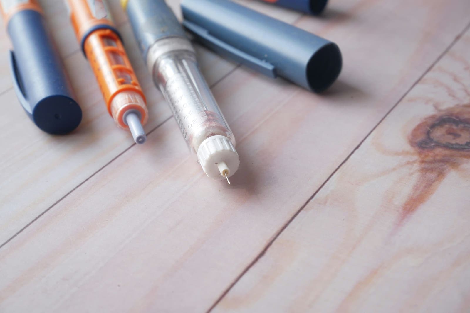 Insulin-Pens auf einem Holztisch