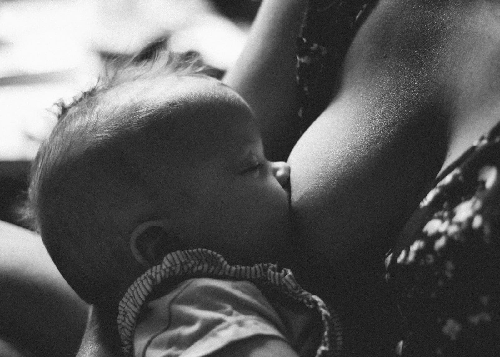 Baby wird gestillt (Schwarz-Weiß-Foto)